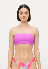 Φωτεινό ροζ μπικίνι τοπ μπαντό με λεία υφή, συνδυασμένο με μπικίνι κάτω μέρους με χαμηλή μέση, που διαθέτει πολύχρωμο σχέδιο tie-dye.