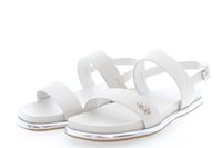 Bílé sandály se dvěma širokými řemínky, stříbrnou metalickou podrážkou a dekoračním logem. Hladký povrch a otevřený design pro prodyšnost.