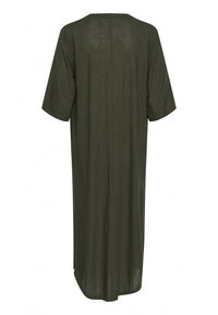 Vestido de lino verde, hasta la rodilla, corte relajado, mangas cortas, escote redondo, con detalles en la costura trasera, textura suave. Sin patrones visibles.