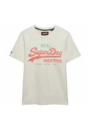 Weißes T-Shirt mit kurzen Ärmeln und grüner sowie pinker Aufschrift "REAL SuperDry" und japanischen Schriftzeichen auf der Vorderseite.