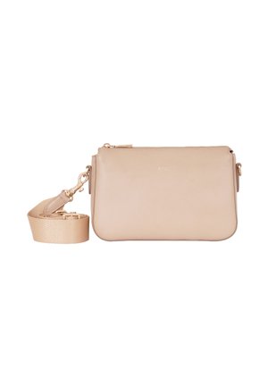 Bolso cruzado de cuero beige con forma rectangular, textura suave, cierre de cremallera y correa ajustable. Diseño minimalista con logotipo en relieve.