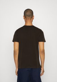 Mørkebrun bomulds T-shirt med rund hals og korte ærmer, der har en glat overflade og en afslappet pasform.