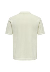 Camisa polo de punto en color crema de manga corta con un patrón vertical texturizado y un cuello plano, vista desde la parte posterior sobre un fondo blanco.