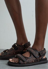 MOSCHINO DONNA - Sandales - marrone/nero
