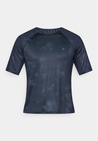 Rövid ujjú sportpóló sötét tengerészkék színben, finom texturált mintával. Kerek nyakkivágással és logóval a mellkason. Simogatott anyagból készült.