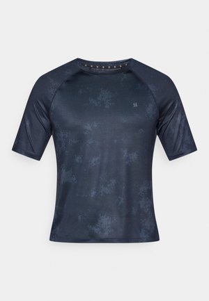 Tricou sport cu mâneci scurte, de culoare bleumarin închis, cu un model discret texturat. Are un decolteu rotund și un logo pe piept. Fabricat din material neted.