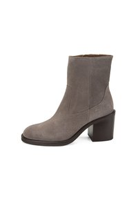 Grau Wildleder-Ankle Boot mit runder Zehenpartie und mittelhohem Blockabsatz. Verfügt über kontrastierende Seitenpaneele und eine glatte Textur.