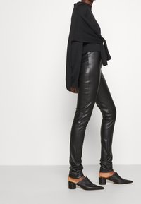 MM6 Maison Margiela Kalhoty - black