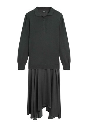 Donkergroene poloshirtjurk met lange mouwen, knoopsluiting, geribbelde manchetten en een asymmetrische, vloeiende rok.