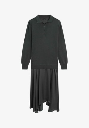 Donkergroene poloshirtjurk met lange mouwen, knoopsluiting, geribbelde manchetten en een asymmetrische, vloeiende rok.