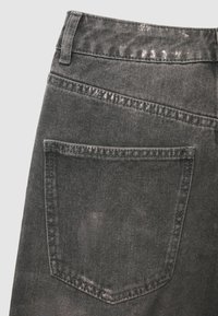 Jean en denim gris foncé avec une texture lisse, comportant une poche arrière et des détails de couture subtils, présentés sur un fond blanc uni.