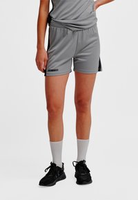 Gråa sportshorts av lätt tyg med en svart sidopanel och en logga, utrustade med resår i midjan för komfort.