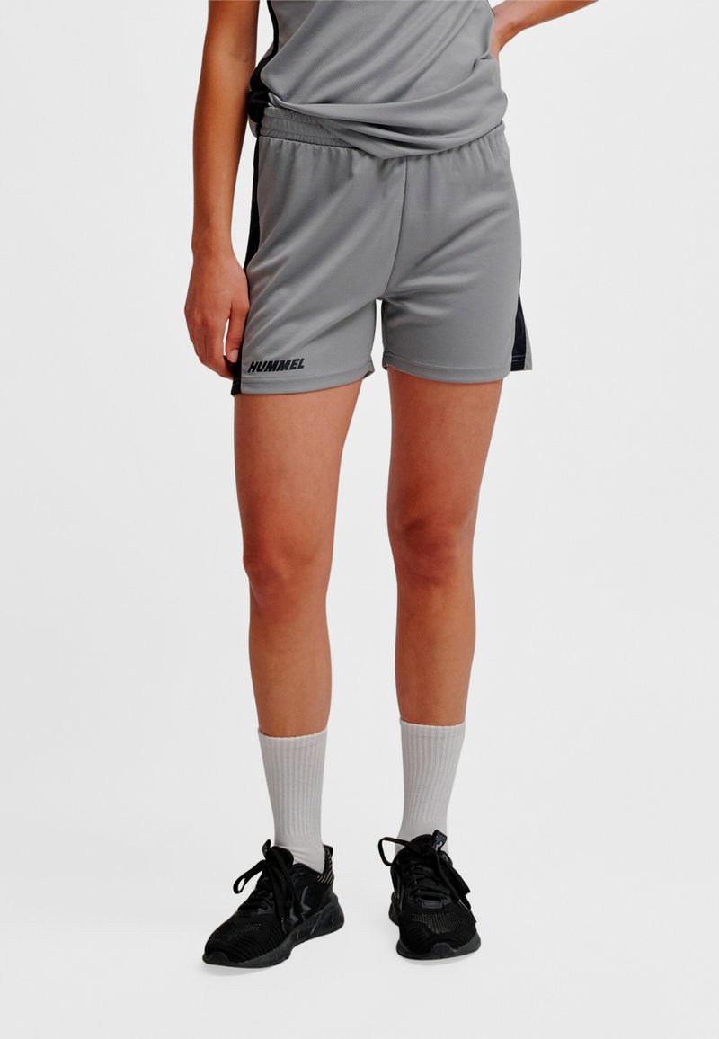 Gråa sportshorts av lätt tyg med en svart sidopanel och en logga, utrustade med resår i midjan för komfort.