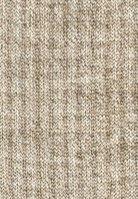 Nahaufnahme von beige-braunem Strickstoff mit einem weichen, strukturierten Muster aus ineinandergreifenden Maschen, die vertikale und diagonale Linien bilden.