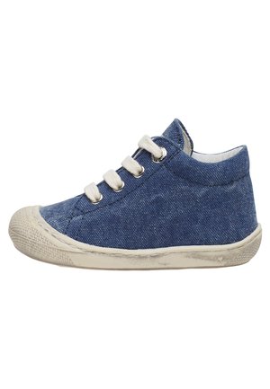 Sneaker alta in denim blu con lacci bianchi, suola in gomma e tessuto testurizzato. Caratterizzata da una cucitura distintiva e una punta rinforzata.