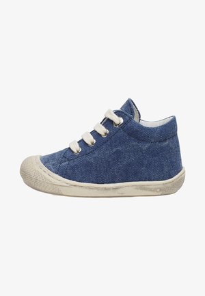 Baskets montantes en denim bleu avec des lacets blancs, semelle en caoutchouc et tissu texturé. Remarquables pour leur couture et leur capot de chaussure renforcé.
