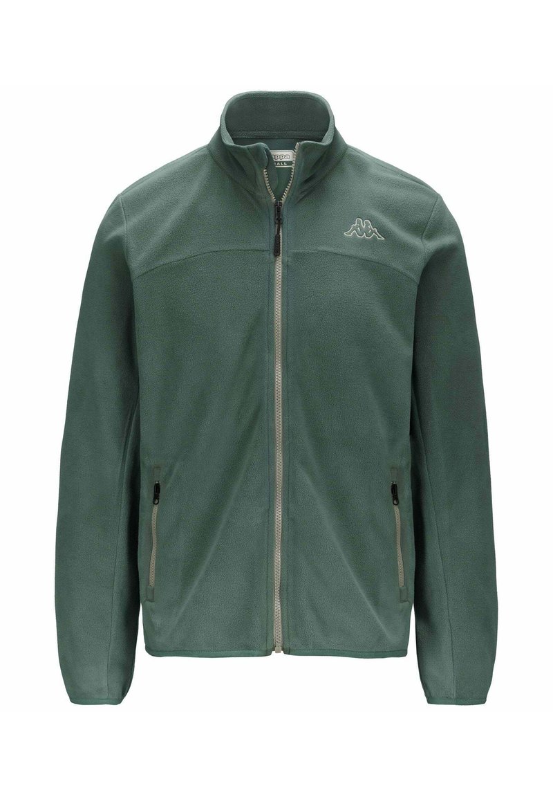 Giacca in pile di verde soffuso, con zip completa, colletto alto, due tasche laterali con zip, presenta un piccolo logo sul lato sinistro del petto.