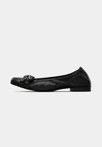 Ballerines noires à bout rond, avec une boucle décorative, texture lisse et mate, et une semelle plate et basse.