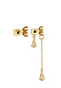 Goldohrringe mit einem kubischen Smaragdakzent und einer herabhängenden goldenen Kette, die am Ende einen tropfenförmigen Kristall besitzt. Modernes Design und elegante Ausführung.