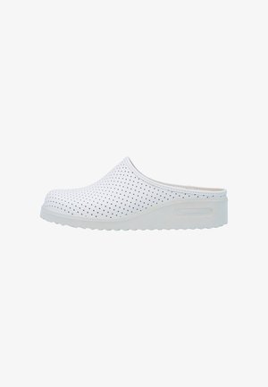 Zoccolo bianco slip-on con tomaia traforata e suola spessa, progettato per ventilazione e comfort.