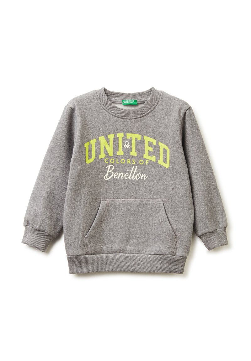 Felpa grigia a maniche lunghe con polsini e orlo a coste, tasca a marsupio frontale e testo "UNITED COLORS OF Benetton" in giallo e bianco.