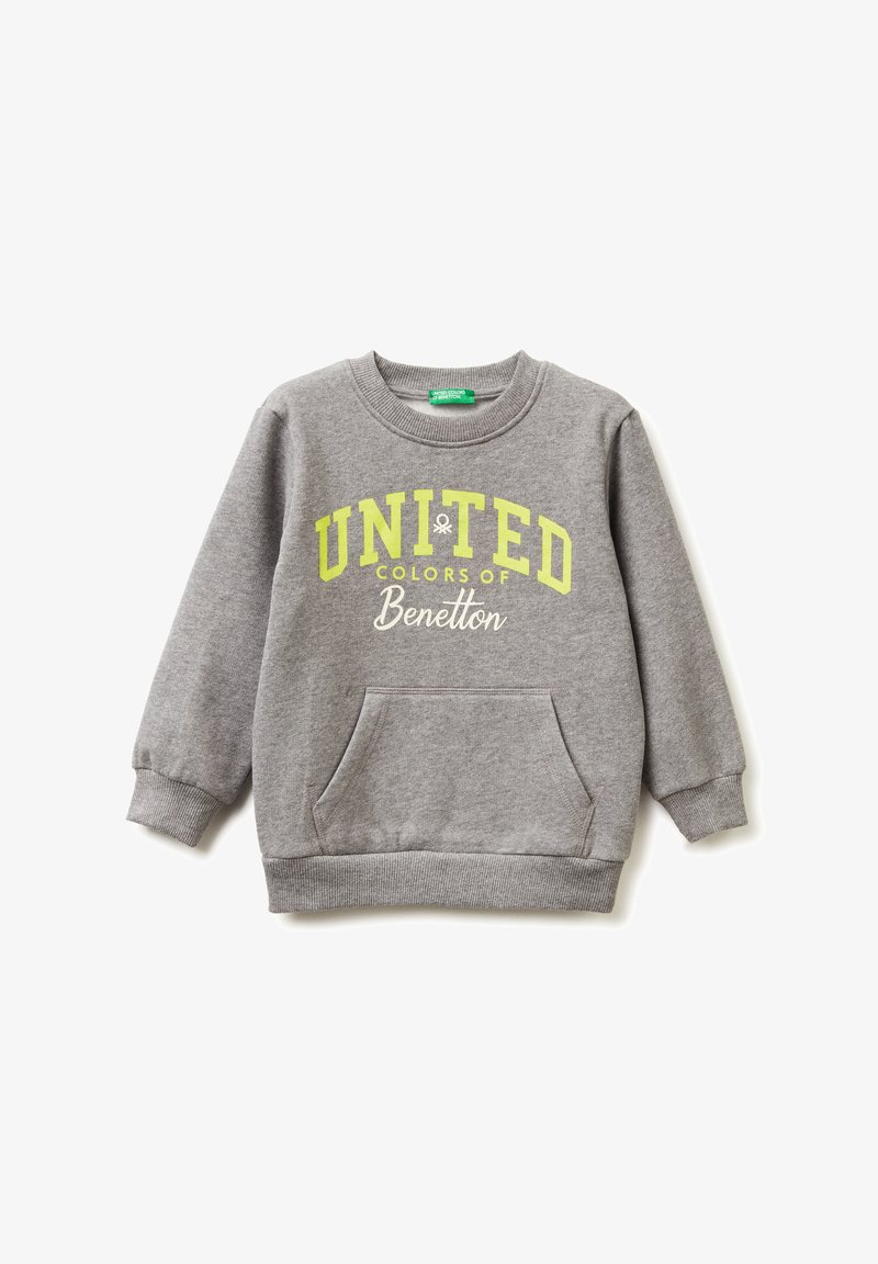 Sudadera gris de manga larga con puños y dobladillo acanalados, bolsillo canguro en la parte frontal y texto "UNITED COLORS OF Benetton" en amarillo y blanco.