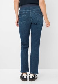 Jeans in denim blu scuro con taglio a gamba dritta, tasche posteriori con cuciture diagonali e una vita elastica per il massimo comfort.