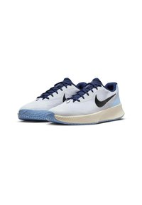 Nike tenisice za trčanje u svijetloplavoj i bijeloj mrežasti tkanini, s crnim swoosh logom, tamnoplavim vezicama i teksturiranom gumiranom potplatom.
