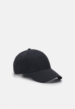 Casquette de baseball noire à six panneaux avec visière incurvée, œillets de ventilation et bouton supérieur sur un fond uni.