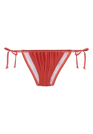 Rdeči bikini spodnji del s nabranim materialom, nastavljivimi trakovi na vsaki strani in kontrastno belo podlogo. Gladek, raztegljiv material.