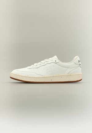 Hvit lavtopp sneaker med kremfarget såle og brunt mønster, med preget merke på siden og hællogofane på ensfarget bakgrunn.