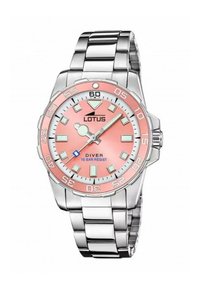 Stainless steel dykarklocka med en rosa urtavla, lysande markörer och en roterande bezel. Vattentät upp till 10 bar. Lotus-logotypen visas.