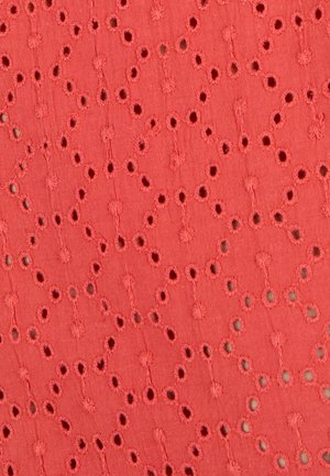 Koraalstof met een bloemendessin met kleine oogjes en textuurspecificaties door het geheel. Zacht, lichtgewicht materiaal.
