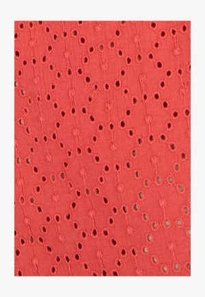 Tejido coral con un patrón de bordado floral que presenta pequeños agujeros tipo ojal y detalles de puntada texturizados en todo el tejido. Material suave y ligero.