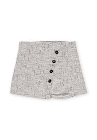 Pantalones cortos con un patrón texturizado en blanco y negro, que presentan cinco botones negros en la parte frontal y una forma ajustada con un dobladillo recto.