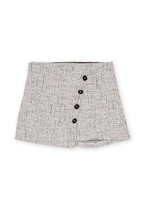 Pantalones cortos con un patrón texturizado en blanco y negro, que presentan cinco botones negros en la parte frontal y una forma ajustada con un dobladillo recto.