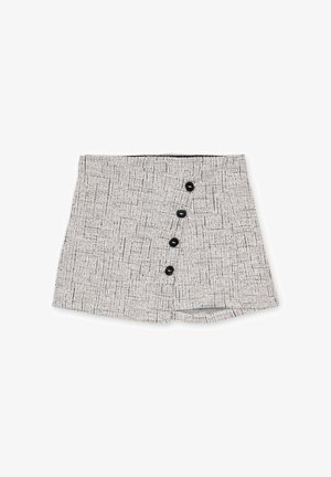 Pantalones cortos con un patrón texturizado en blanco y negro, que presentan cinco botones negros en la parte frontal y una forma ajustada con un dobladillo recto.