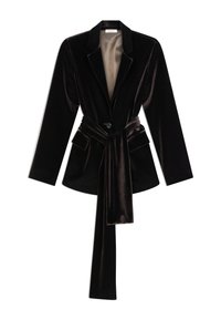 Blazer noir en velours à manches longues avec de larges revers, fermeture par un bouton, poches à rabat et longue ceinture assortie nouée à la taille.