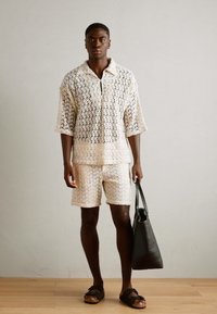Heathe OLUROMBI SHORT SET - Poloshirts - cream