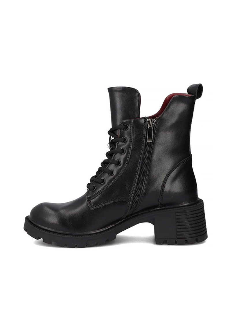 Czarne skórzane botki sięgające kostki z okrągłym noskiem, bocznymi zamkami błyskawicznymi oraz masywnym obcasem z teksturowanymi akcentami i mocnymi podeszwami.