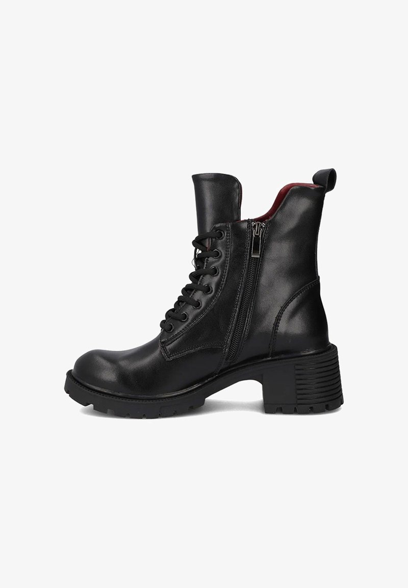 Czarne skórzane botki sięgające kostki z okrągłym noskiem, bocznymi zamkami błyskawicznymi oraz masywnym obcasem z teksturowanymi akcentami i mocnymi podeszwami.
