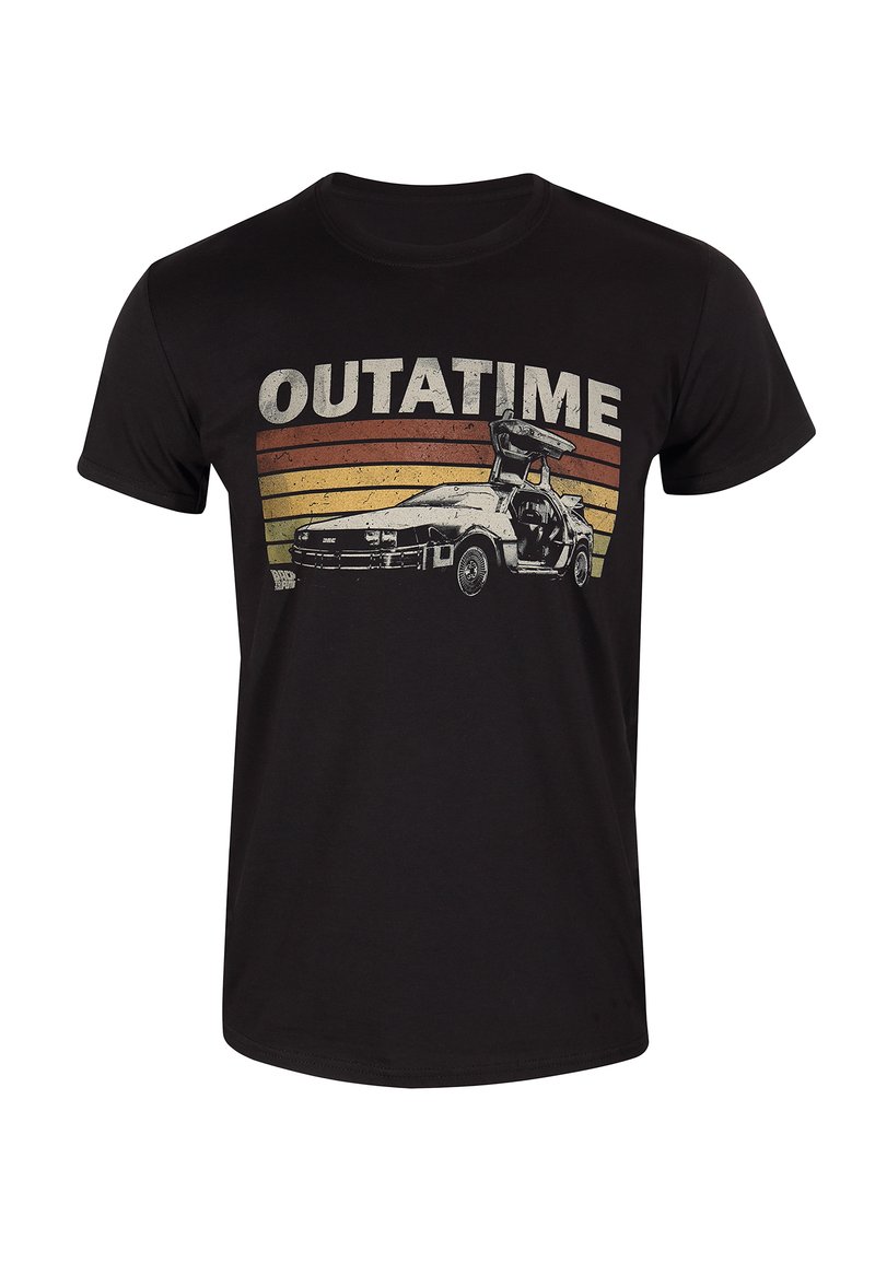Černé bavlněné tričko s grafickým potiskem automobilu DeLorean a textem "OUTATIME" s retro pruhy v červené, oranžové a žluté barvě.