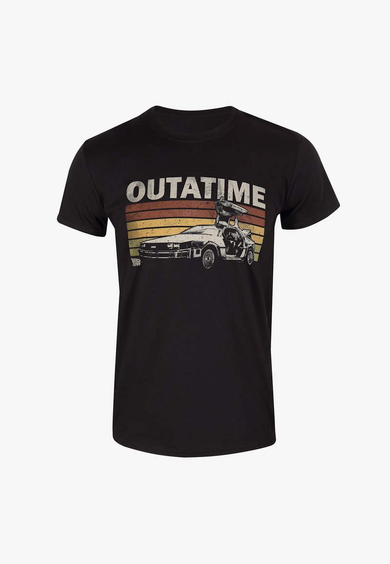 Černé bavlněné tričko s grafickým potiskem automobilu DeLorean a textem "OUTATIME" s retro pruhy v červené, oranžové a žluté barvě.