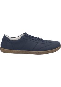 Baskets basses en cuir bleu marine avec semelle texturée marron, bout rond et lacets bleu marine, vues de profil sur fond blanc.