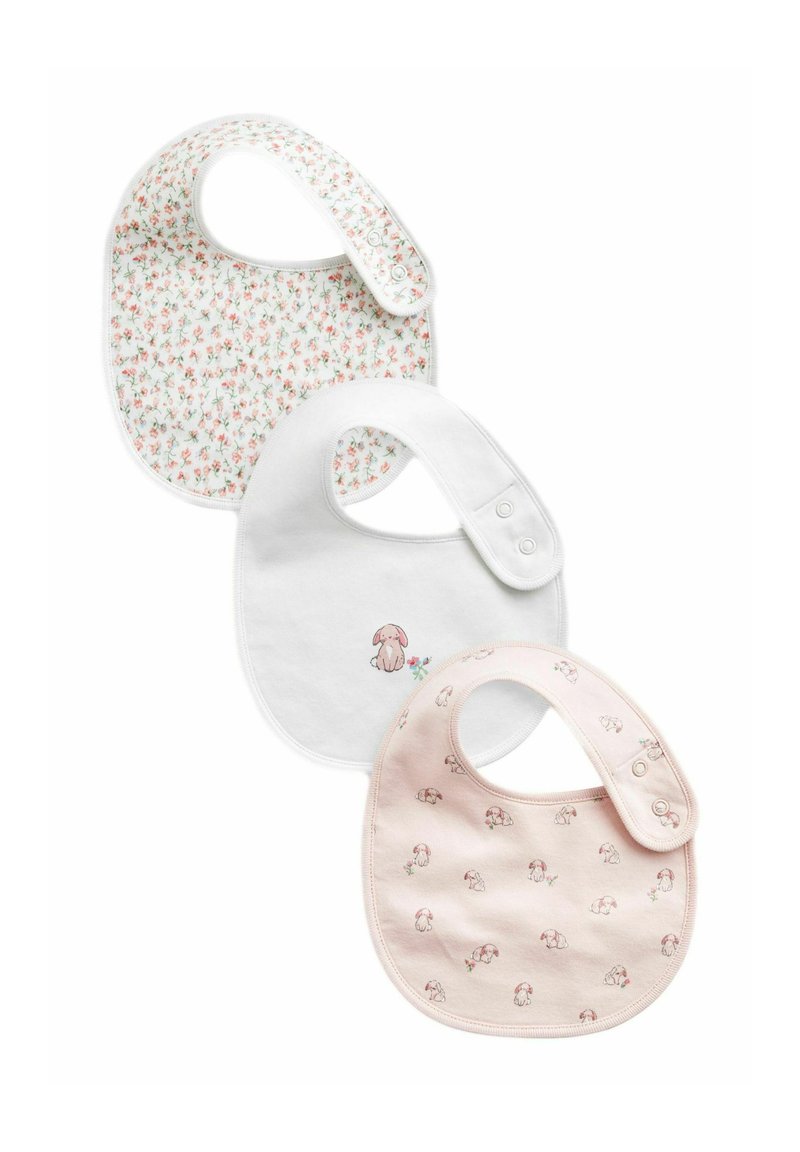 Tre bavaglini in cotone per neonati: uno bianco con motivo floreale, uno bianco con un coniglio circondato da fiori e uno rosa con un motivo di conigli ripetuto.
