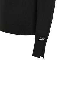 Maglione nero realizzato in un tessuto morbido, con polsini e orlo a costine, e un piccolo dettaglio del logo bianco sulla manica. Design slim fit.