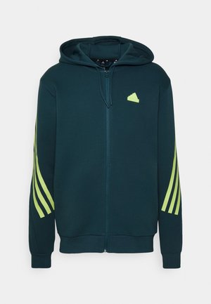 Sudadera con capucha y cremallera en tejido de color azul oscuro con una textura suave. Presenta acentos de tres rayas en verde neón en las mangas y un logo en el pecho.