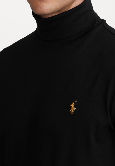 Suéter negro de cuello alto hecho de algodón suave, con un logo de jugador de polo bordado en dorado en el pecho y una silueta ajustada.