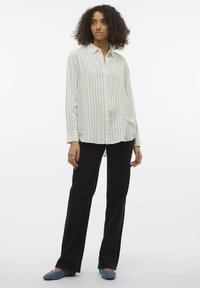 Vero Moda VMLINN LS - Button-down blouse - braun