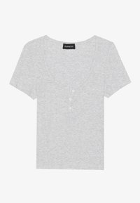 Camiseta gris de manga corta hecha de una suave mezcla de algodón, con un escote en forma de barco profundo y una tapeta de tres botones en la parte delantera.